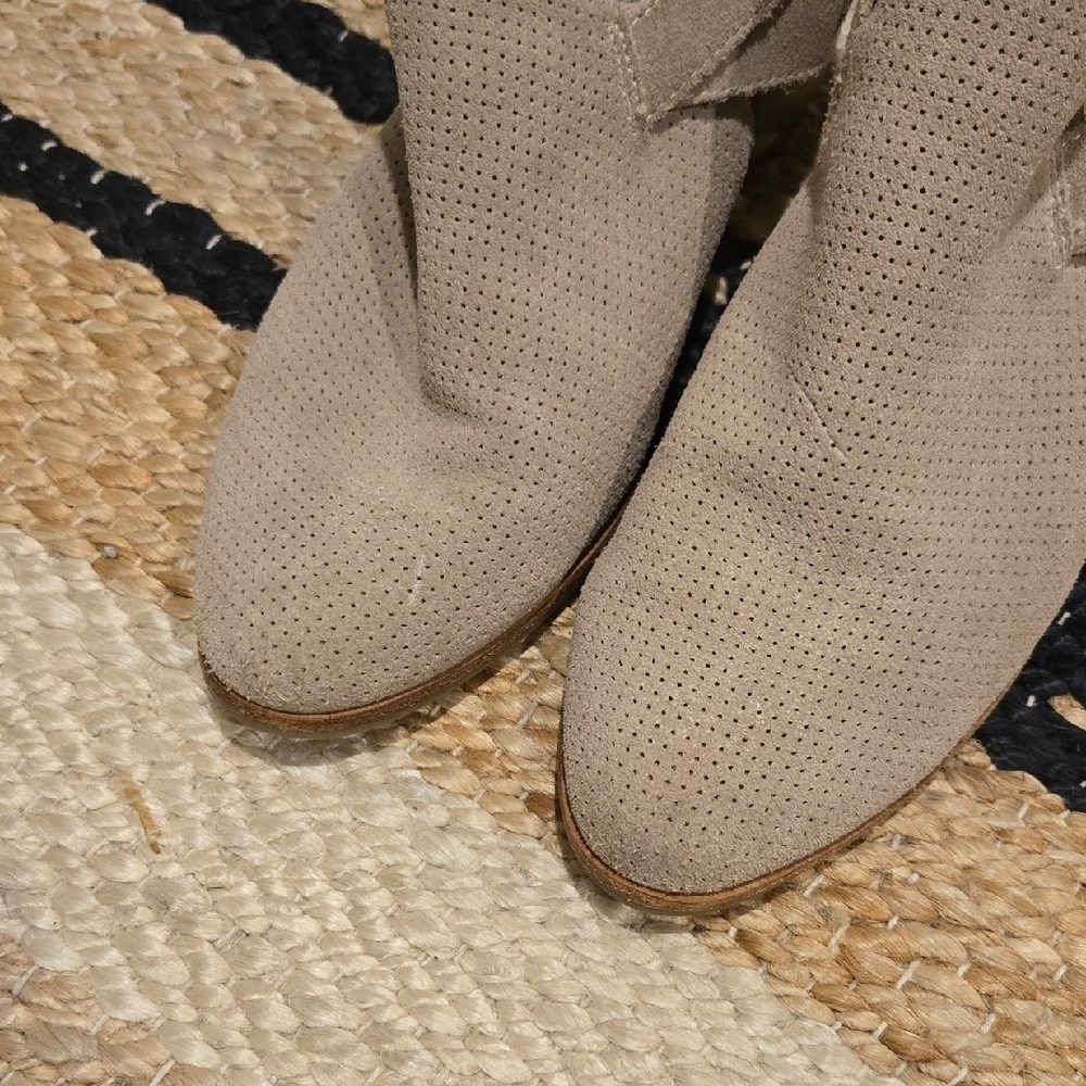Dolce Vita Taupe Ankle Booties, Back Zip, VGUC, Sz8, Casual Boho Coachella Vibes - Picture 4 of 8
